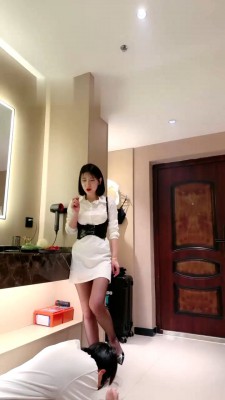 【简一】御姐范黑丝高跟踩踏喂食/口吐食物/闻香水发骚 bf29160