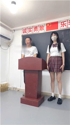 【佳禾小妈】教室内学生主玩虐双老师狗 bf55514
